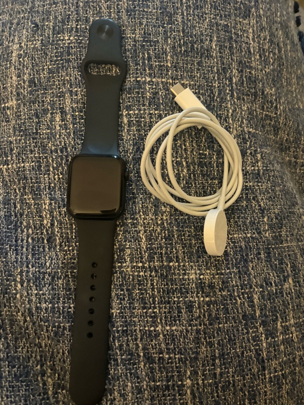 Apple Watch SE 2nd Generation GPS Midnight Blue w/ Charger Excellent Condition